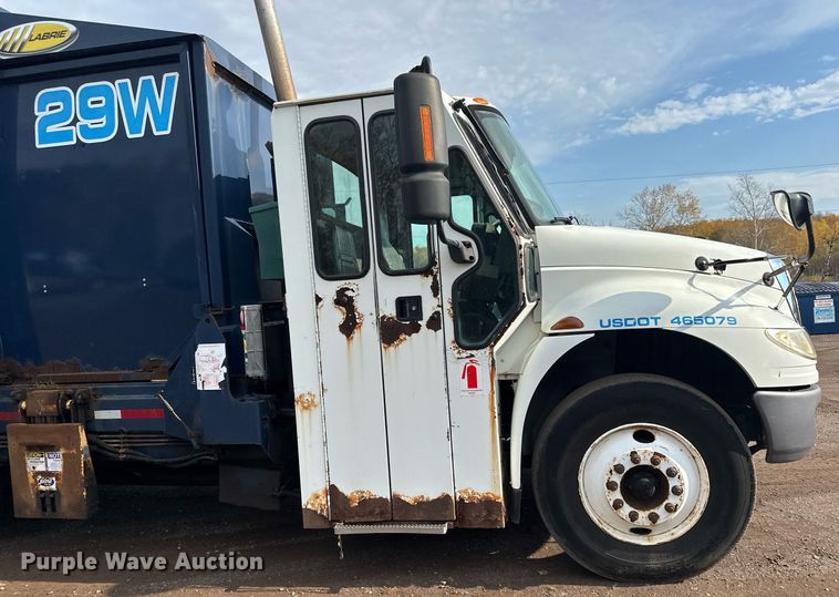 image for item MQ9518 2005 International 4400  refuse truck