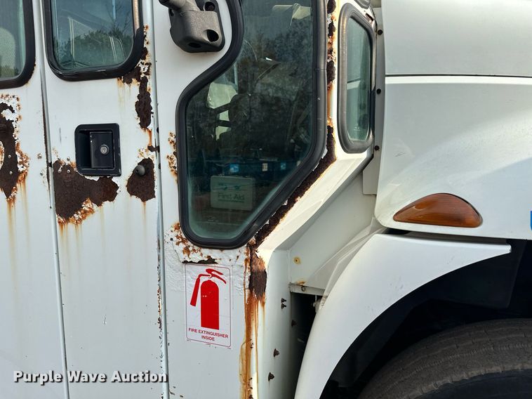 image for item MQ9518 2005 International 4400  refuse truck