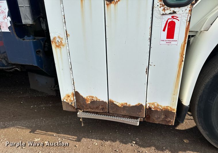 image for item MQ9518 2005 International 4400  refuse truck