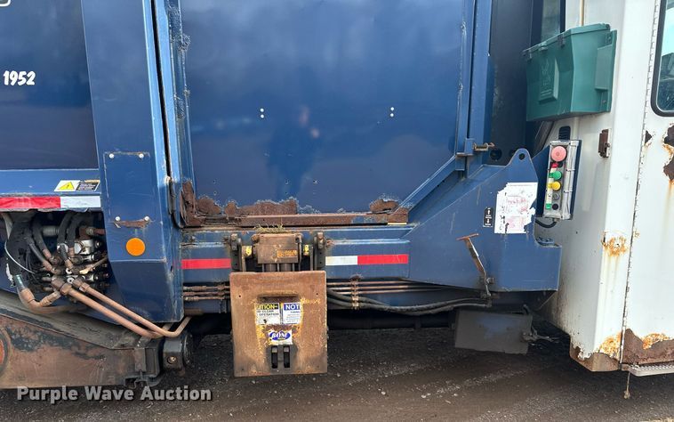 image for item MQ9518 2005 International 4400  refuse truck