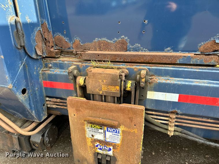 image for item MQ9518 2005 International 4400  refuse truck