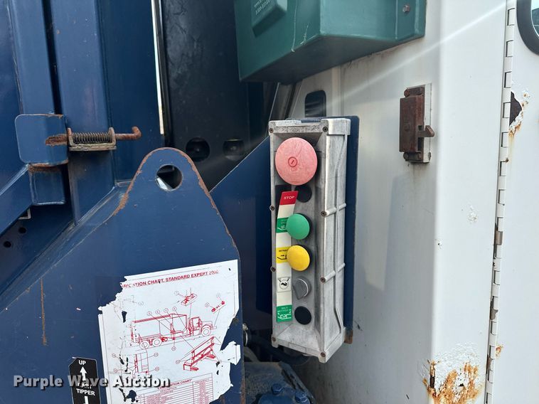 image for item MQ9518 2005 International 4400  refuse truck