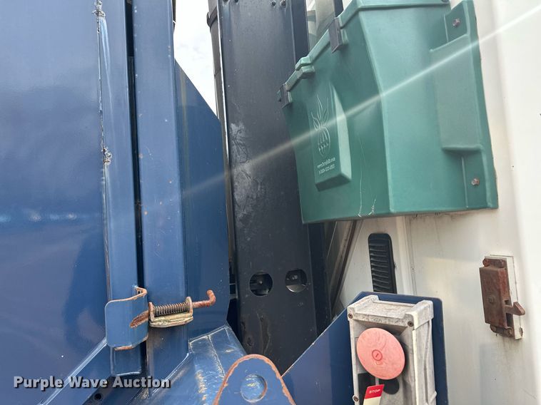 image for item MQ9518 2005 International 4400  refuse truck