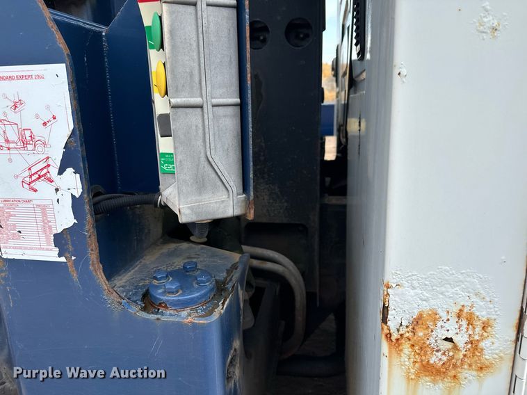 image for item MQ9518 2005 International 4400  refuse truck