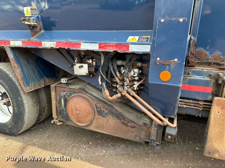 image for item MQ9518 2005 International 4400  refuse truck