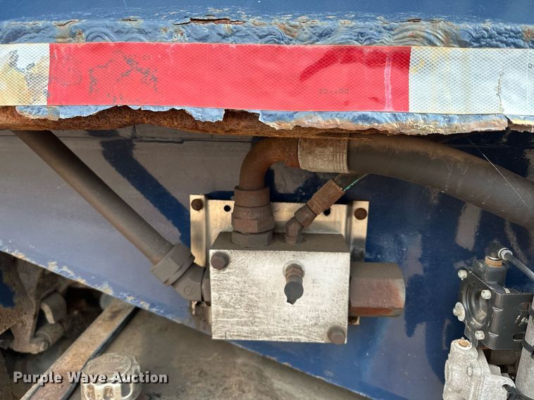 image for item MQ9518 2005 International 4400  refuse truck