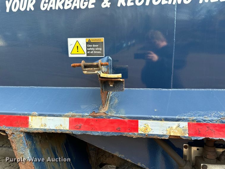 image for item MQ9518 2005 International 4400  refuse truck