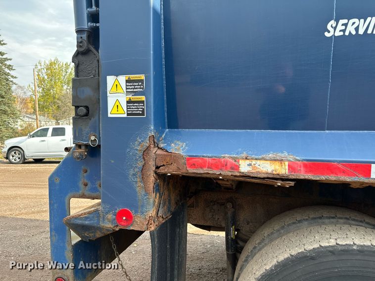 image for item MQ9518 2005 International 4400  refuse truck