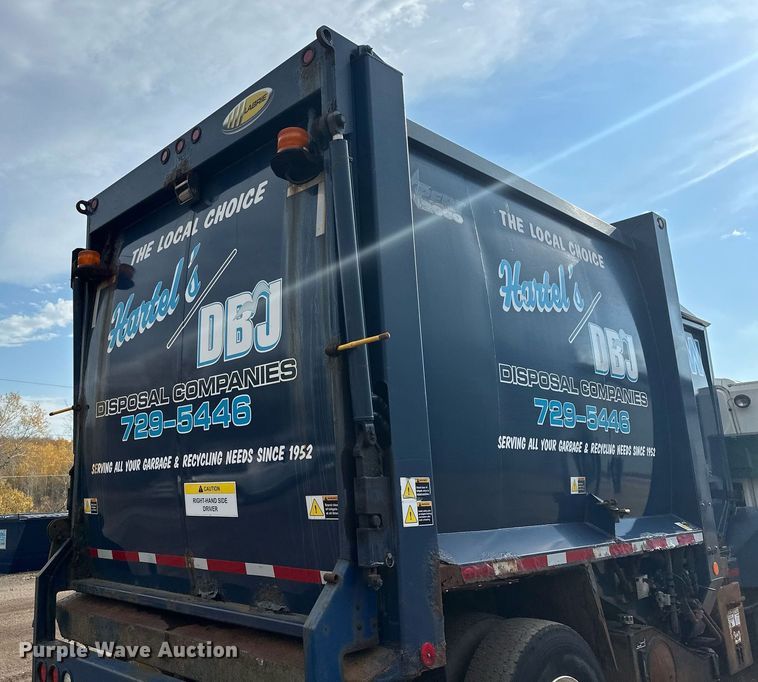 image for item MQ9518 2005 International 4400  refuse truck