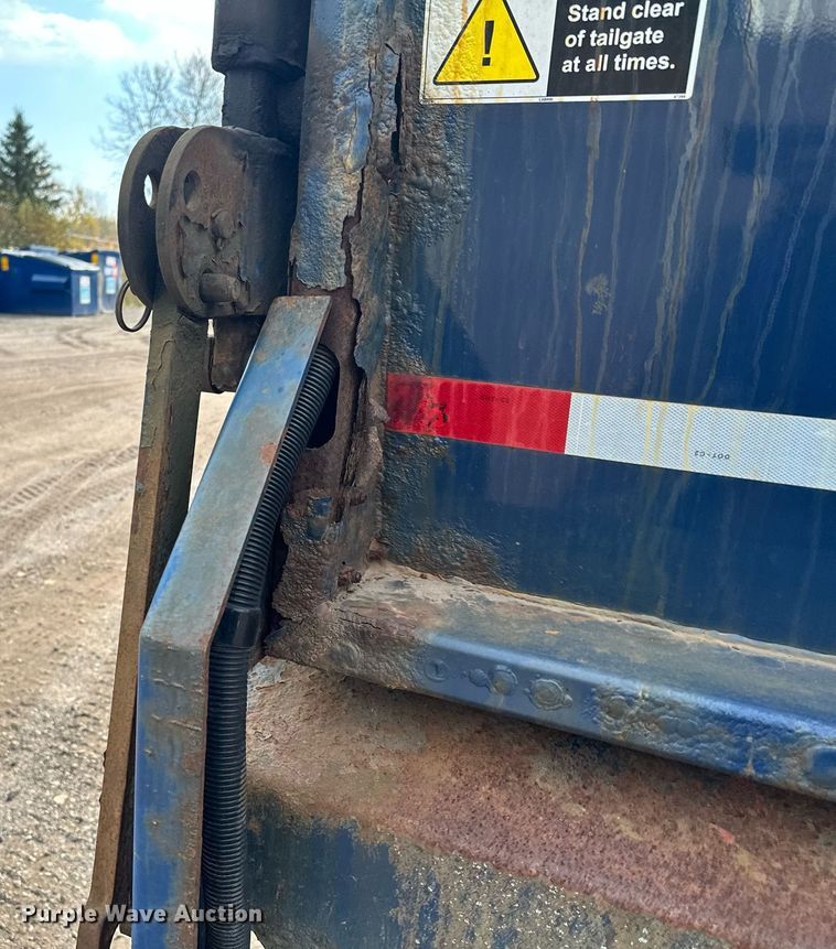 image for item MQ9518 2005 International 4400  refuse truck