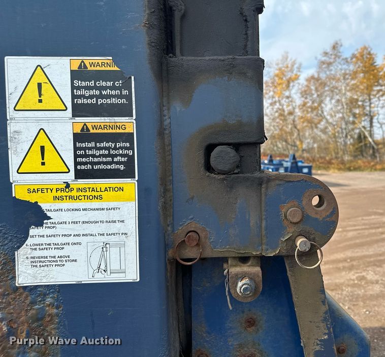 image for item MQ9518 2005 International 4400  refuse truck