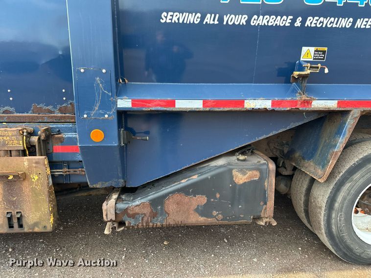 image for item MQ9518 2005 International 4400  refuse truck