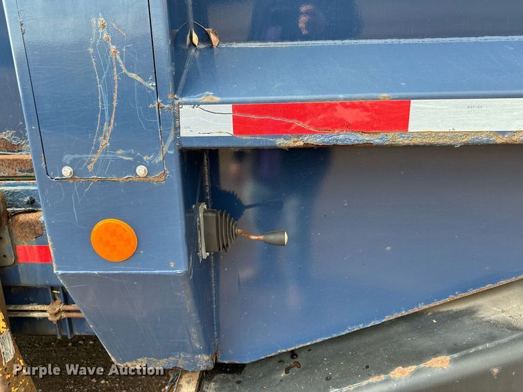 image for item MQ9518 2005 International 4400  refuse truck