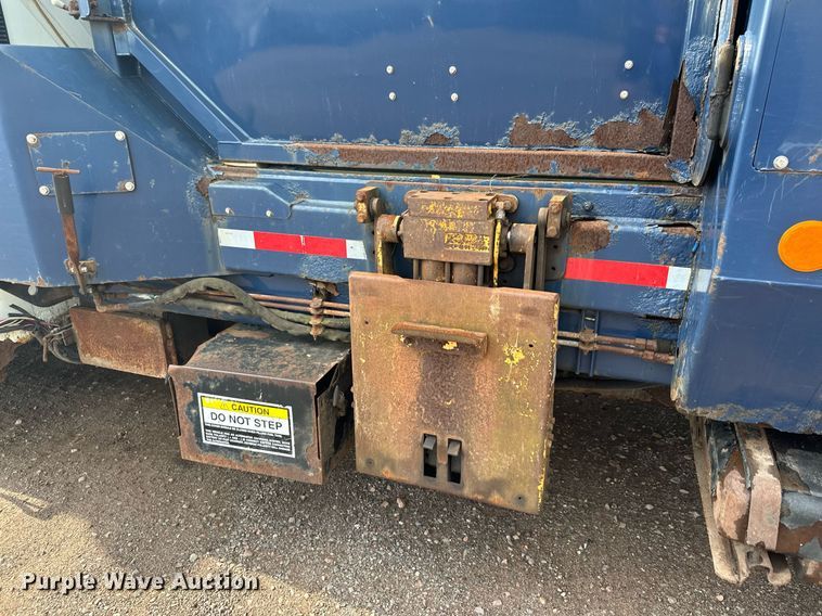 image for item MQ9518 2005 International 4400  refuse truck