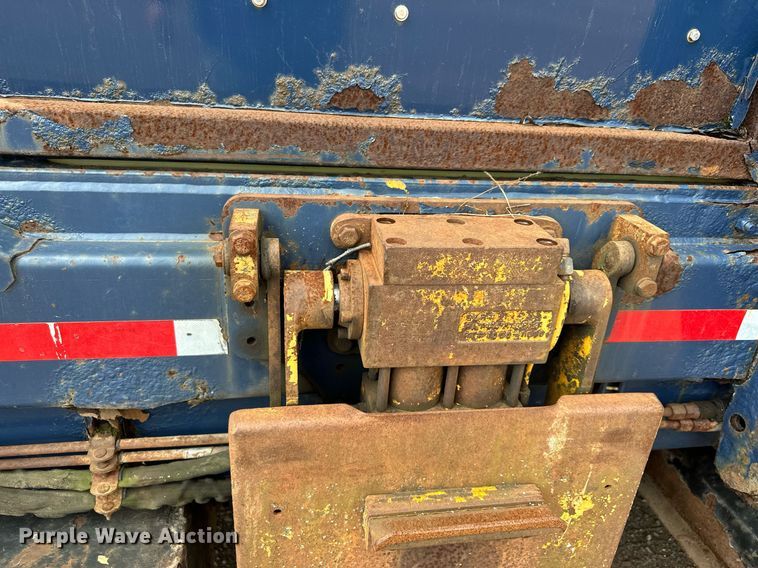 image for item MQ9518 2005 International 4400  refuse truck