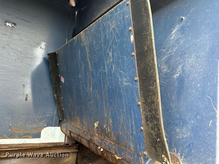 image for item MQ9518 2005 International 4400  refuse truck