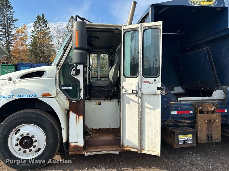 image for item MQ9518 2005 International 4400  refuse truck