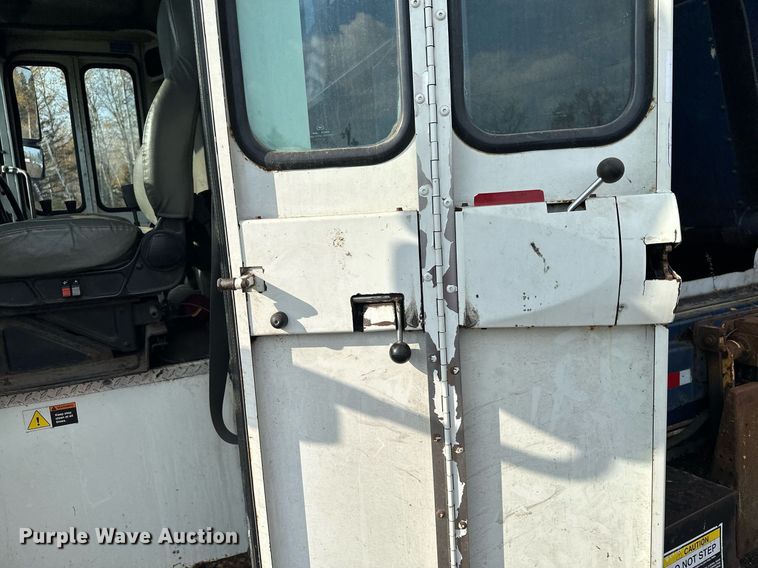 image for item MQ9518 2005 International 4400  refuse truck