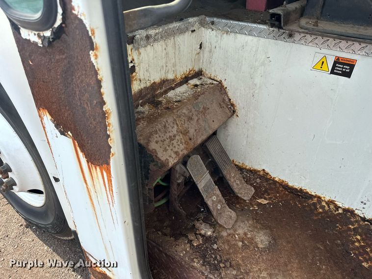 image for item MQ9518 2005 International 4400  refuse truck