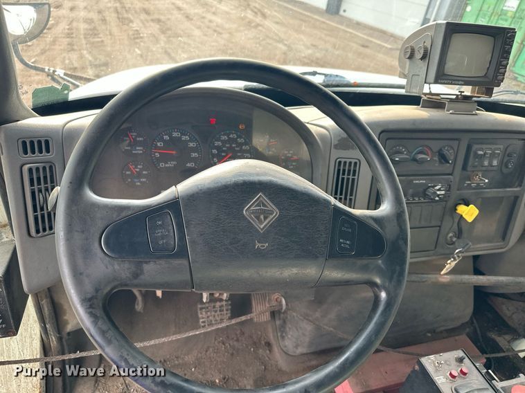 image for item MQ9518 2005 International 4400  refuse truck