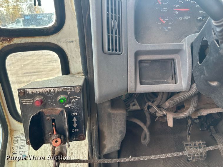 image for item MQ9518 2005 International 4400  refuse truck