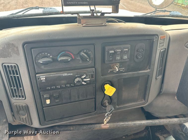 image for item MQ9518 2005 International 4400  refuse truck