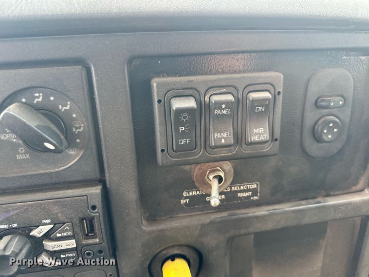 image for item MQ9518 2005 International 4400  refuse truck