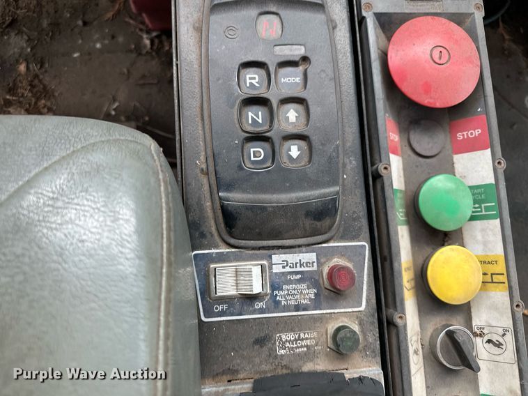 image for item MQ9518 2005 International 4400  refuse truck