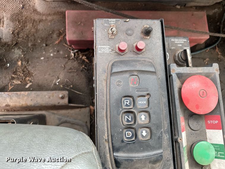 image for item MQ9518 2005 International 4400  refuse truck