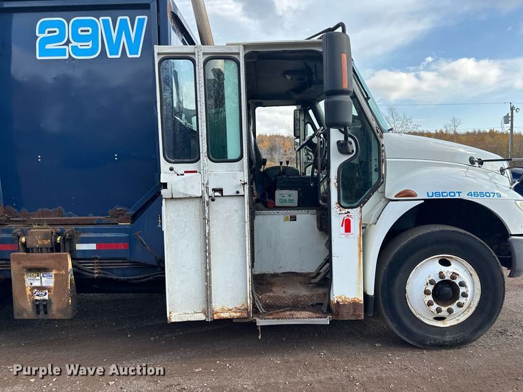 image for item MQ9518 2005 International 4400  refuse truck
