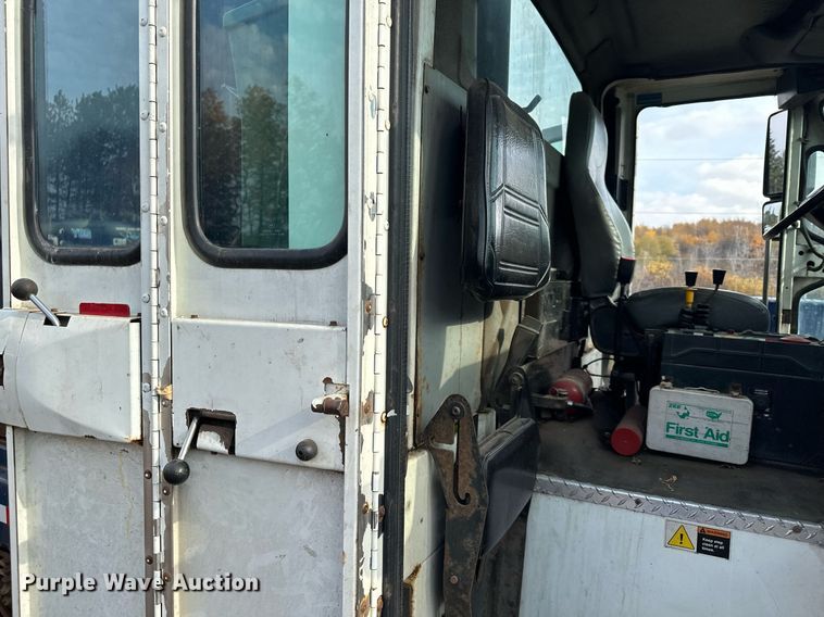 image for item MQ9518 2005 International 4400  refuse truck