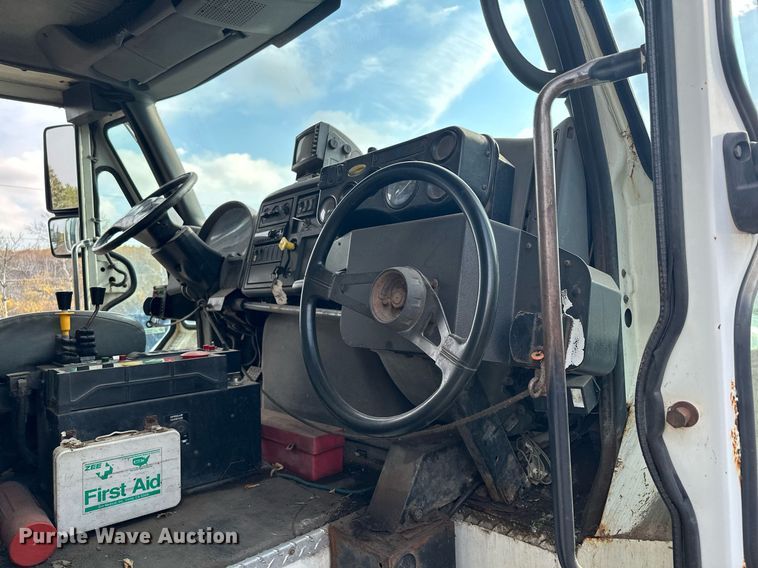 image for item MQ9518 2005 International 4400  refuse truck