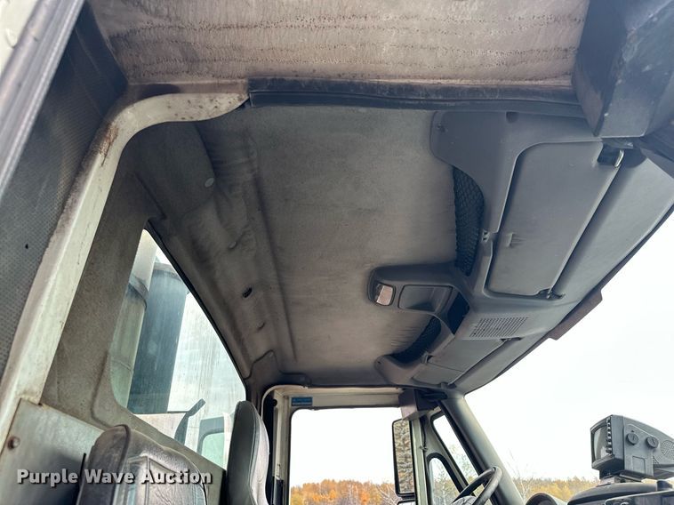 image for item MQ9518 2005 International 4400  refuse truck