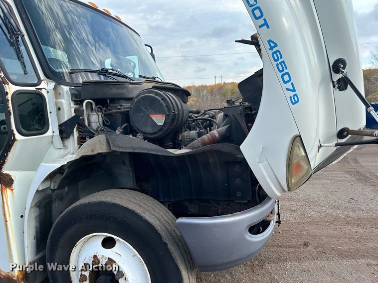 image for item MQ9518 2005 International 4400  refuse truck