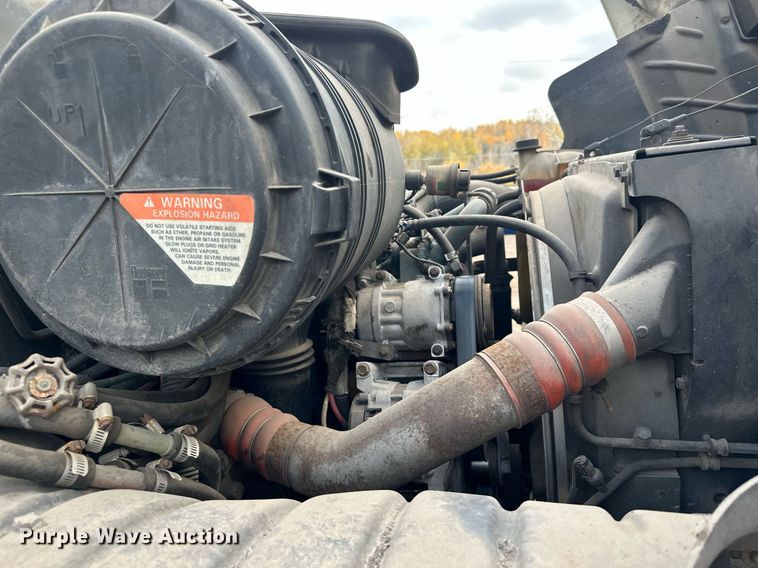 image for item MQ9518 2005 International 4400  refuse truck