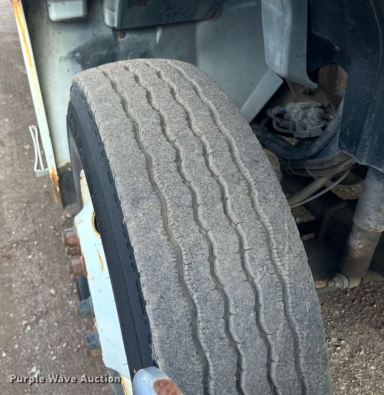 image for item MQ9518 2005 International 4400  refuse truck