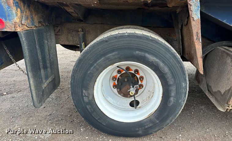 image for item MQ9518 2005 International 4400  refuse truck