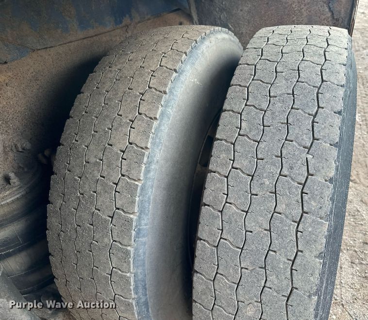 image for item MQ9518 2005 International 4400  refuse truck