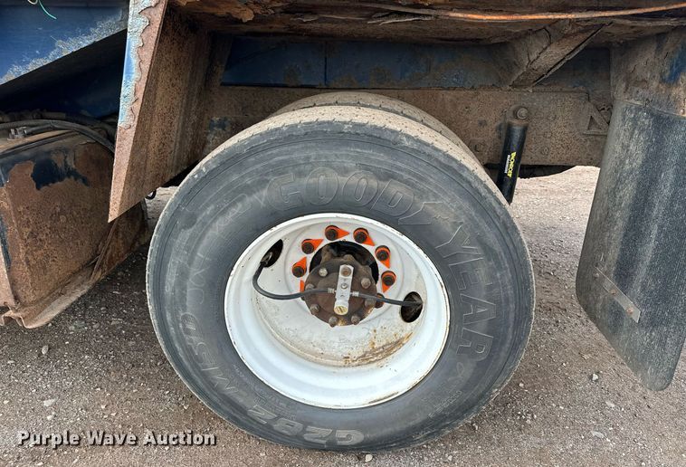 image for item MQ9518 2005 International 4400  refuse truck