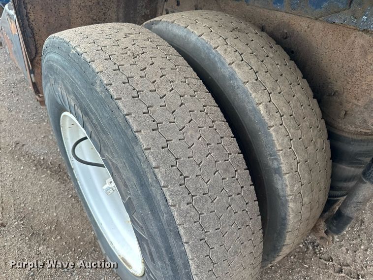 image for item MQ9518 2005 International 4400  refuse truck