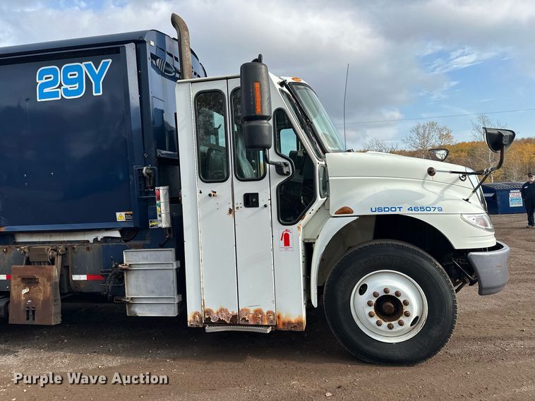 image for item MQ9519 2007 International 4400  refuse truck