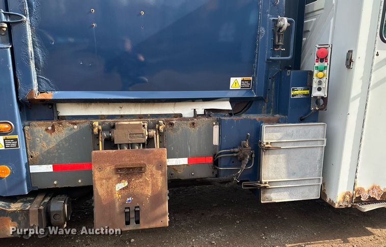 image for item MQ9519 2007 International 4400  refuse truck