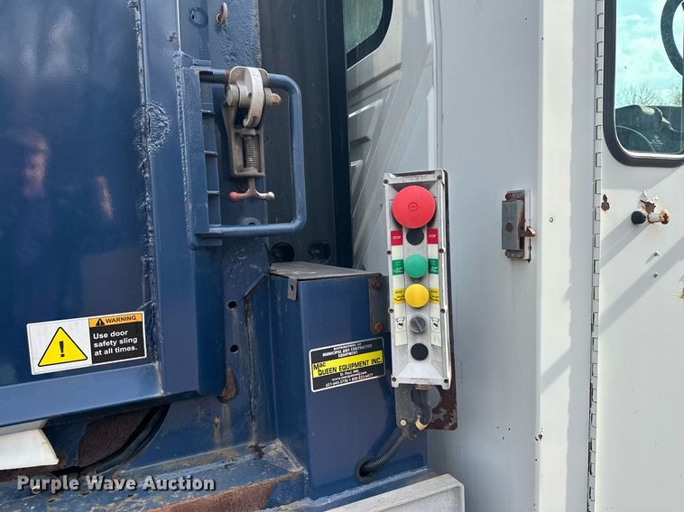 image for item MQ9519 2007 International 4400  refuse truck