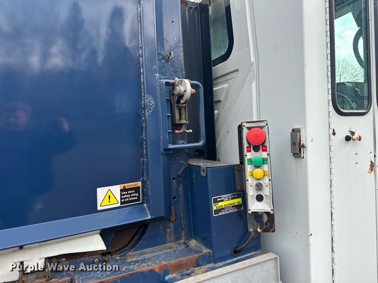 image for item MQ9519 2007 International 4400  refuse truck