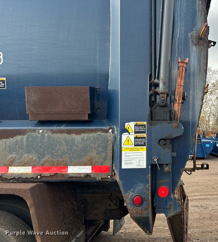 image for item MQ9519 2007 International 4400  refuse truck