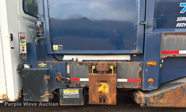 image for item MQ9519 2007 International 4400  refuse truck