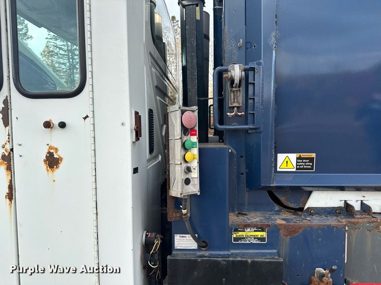 image for item MQ9519 2007 International 4400  refuse truck