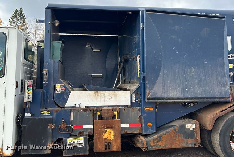 image for item MQ9519 2007 International 4400  refuse truck