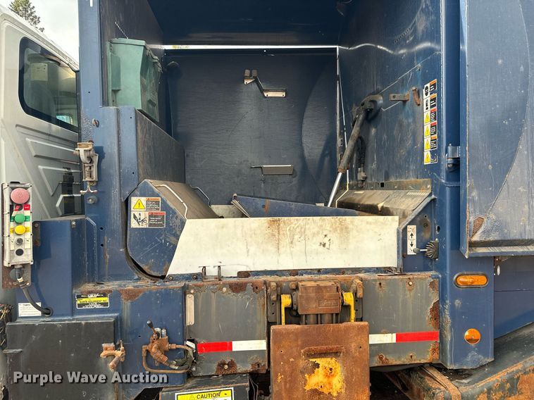 image for item MQ9519 2007 International 4400  refuse truck