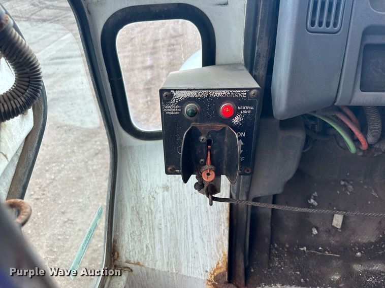 image for item MQ9519 2007 International 4400  refuse truck